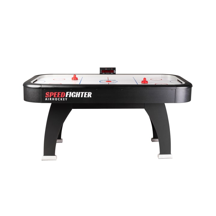 Ein schwarzer Speed Fighter Airhockeytisch mit weißer Spielfläche, roten und blauen Markierungen, zwei roten Stürmern, zwei roten Pucks und einer elektronischen Anzeigetafel in der hinteren Mitte.