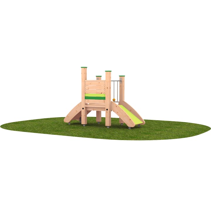 Ein kleines hölzernes Spielgerät mit einer grün-gelben Rutsche, einer Kletterrampe und Geländern auf einer ovalen Rasenfläche.