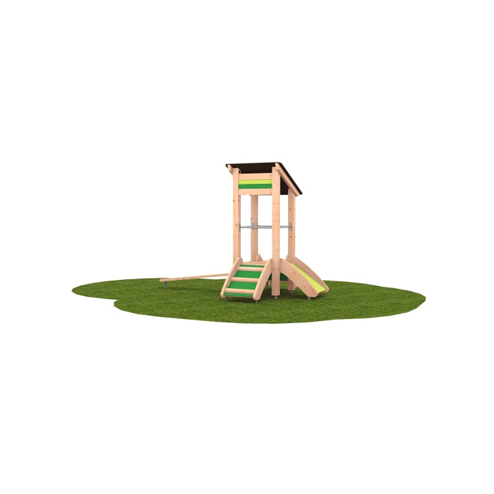 Ein hölzernes Spielgerät mit einer kleinen gelben Rutsche, einer kurzen grünen Treppe und einem schrägen Dach auf einer kreisrunden grünen Rasenfläche.