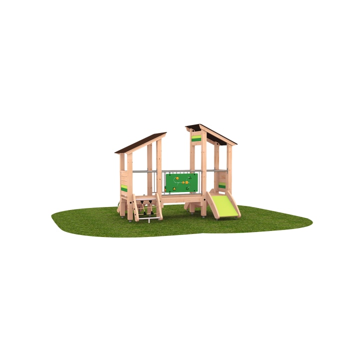 Spielplatz aus Holz mit zwei Plattformen, einer grünen Rutsche, einer Kletterleiter, einer Brücke und einer grünen interaktiven Tafel, alles auf einem grünen Kunstrasen vor einem weißen Hintergrund.
