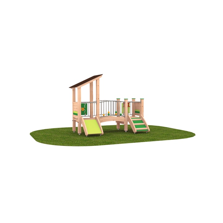 Ein Spielplatz aus Holz mit einer kleinen Rutsche, Stufen und einer Brücke auf einem grünen Kunstrasen. Die Struktur weist grüne und gelbe Akzente auf.