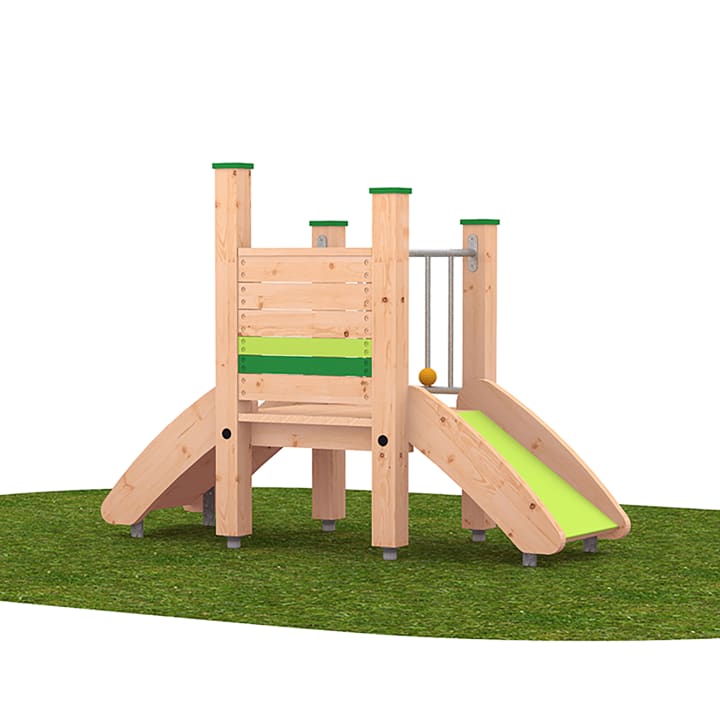 Ein kleines hölzernes Spielplatzgerät mit zwei Rutschen und einer Plattform, das auf einem Stück grünen Kunstrasen steht. Die Struktur hat grüne Akzente und ein Metallgeländer an einer Seite.
