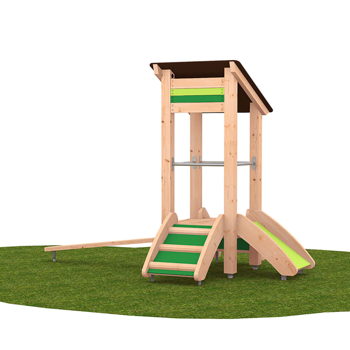 Ein kleines Spielgerät aus Holz mit einem schrägen Dach, einer kurzen Rutsche, einer Kletterrampe mit grünen Platten und einem Reck, das auf einem Stück Kunstrasen steht.