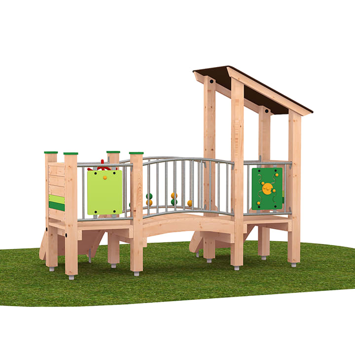 Ein Spielplatz aus Holz mit einem überdachten Teil, Metallgeländern und grünen Aktivitätspaneelen, der auf einem Stück Kunstrasen steht.