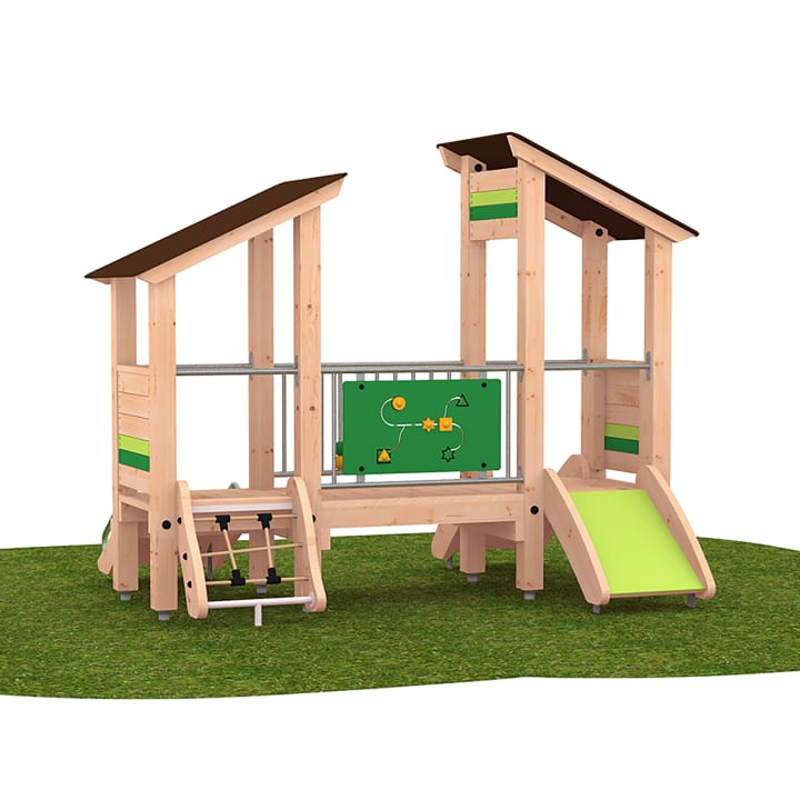 Ein Spielplatz aus Holz mit zwei spitzen Dächern, einer grünen Kletterrampe, einer kleinen Leiter und einer interaktiven grünen Aktivitätstafel, die auf einer Rasenfläche aufgestellt ist.