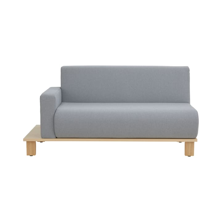 Ein modernes hellgraues Sofa mit einer einzelnen linken Armlehne und einem Holzsockel, positioniert auf einem schlichten weißen Hintergrund.