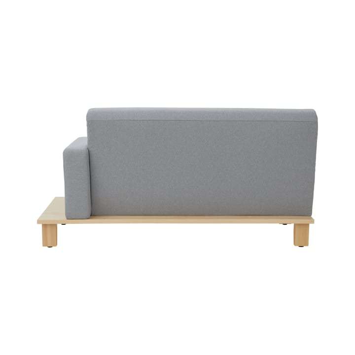 Seitenansicht eines modernen Sofas mit hellgrauer Polsterung und hellem Holzgestell, mit einer einzelnen Armlehne auf der linken Seite und vier Holzbeinen, isoliert auf weißem Hintergrund.