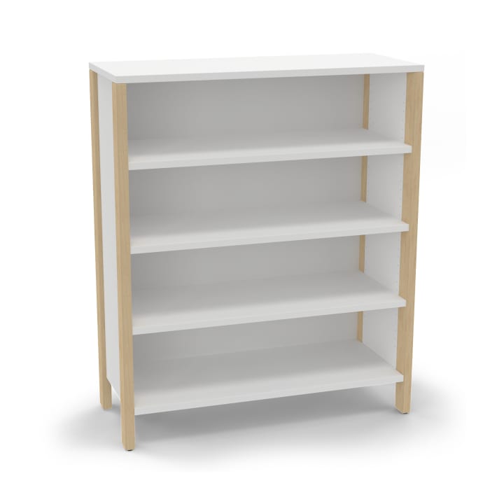 Ein weißes, freistehendes Bücherregal mit vier Einlegeböden und Beinen aus hellem Holz, dargestellt vor einem schlichten weißen Hintergrund.