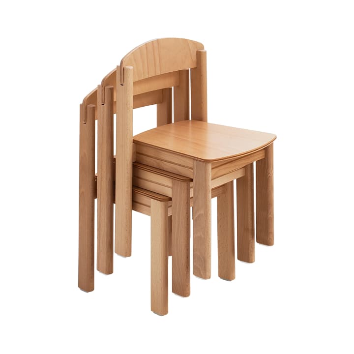 Drei Stühle aus hellem Holz sind auf einem weißen Hintergrund ordentlich aufeinander gestapelt. Die Stühle haben eine einfache, abgerundete Rückenlehne und eine quadratische Sitzfläche, die den Raum effizient nutzen.
