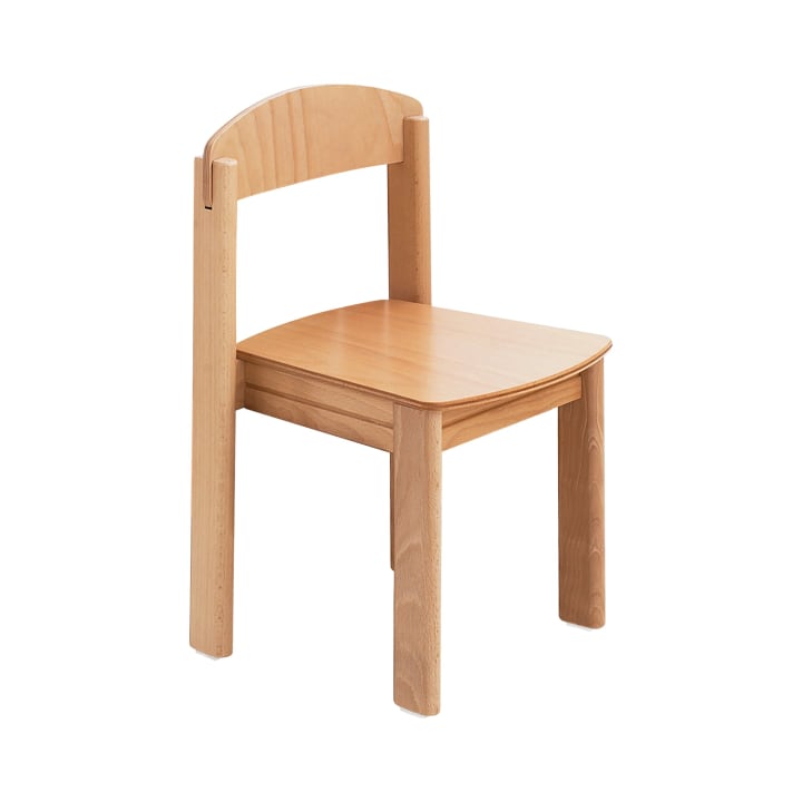 Ein Holzstuhl mit einer flachen Sitzfläche, vier geraden Beinen und einer einfachen geschwungenen Rückenlehne, dargestellt vor einem schlichten weißen Hintergrund.