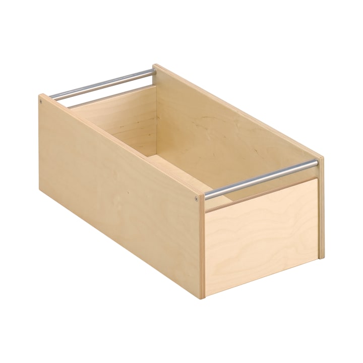Eine rechteckige Holzschublade mit heller Holzoberfläche, mit Metallstäben an den Seiten und ohne sichtbaren Griff, isoliert auf einem weißen Hintergrund.