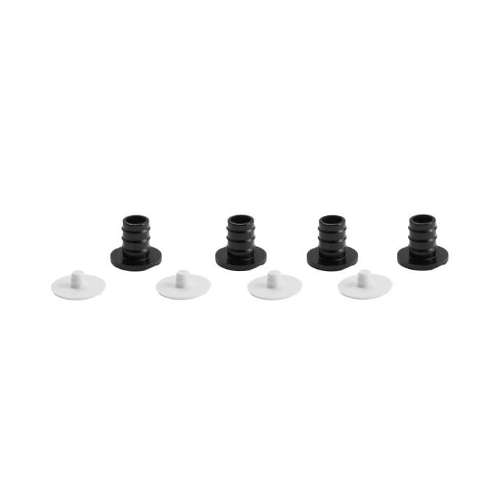 Vier schwarze zylindrische Stecker sind in einer Reihe angeordnet, jeder mit einer weißen runden Kappe, die direkt davor auf einem einfarbig weißen Hintergrund steht.