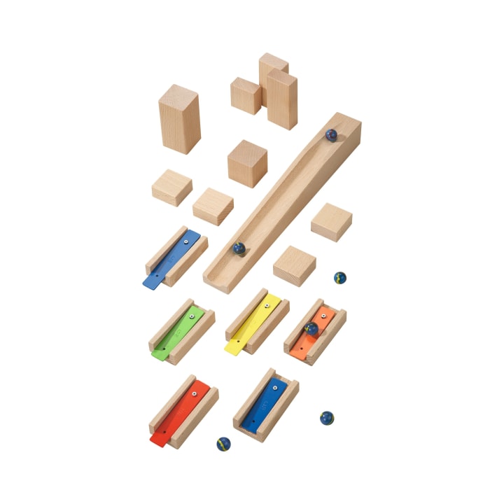 Holzmurmelbahn-Set mit Blöcken, Rampen und fünf bunten Kanälen - blau, grün, gelb, rot und orange - sowie mehreren Murmeln auf weißem Hintergrund.