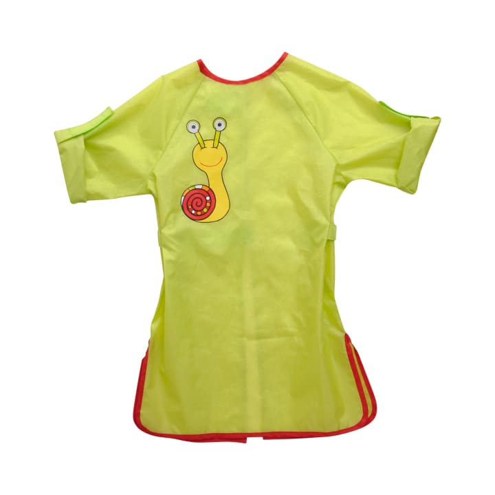 Ein gelber, langärmeliger Kinderkittel mit rotem Besatz und einer Cartoon-Schneckengrafik auf dem Rücken. Der Kittel hat grüne Akzente an den Ärmeln und scheint aus einem leichten Material gefertigt zu sein.