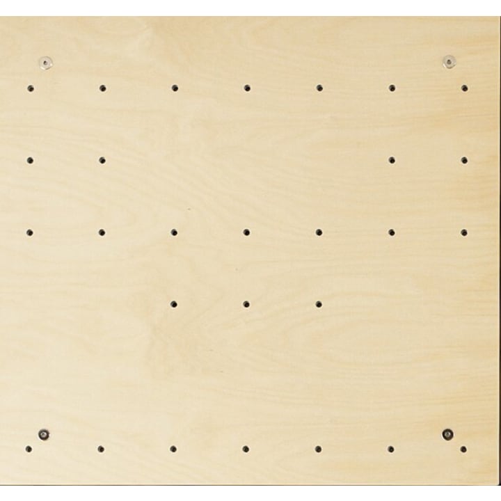 Ein helles Holzbrett mit einem Gitter aus gleichmäßig verteilten kleinen Löchern, zwischen denen einige Metallverschlüsse sichtbar sind.