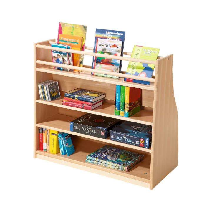 Ein hölzernes Bücherregal mit drei Fächern und einer oberen Leiste enthält verschiedene bunte Bücher, von denen einige vertikal gestapelt und andere nach vorne ausgerichtet sind. Der Hintergrund ist einfarbig weiß.