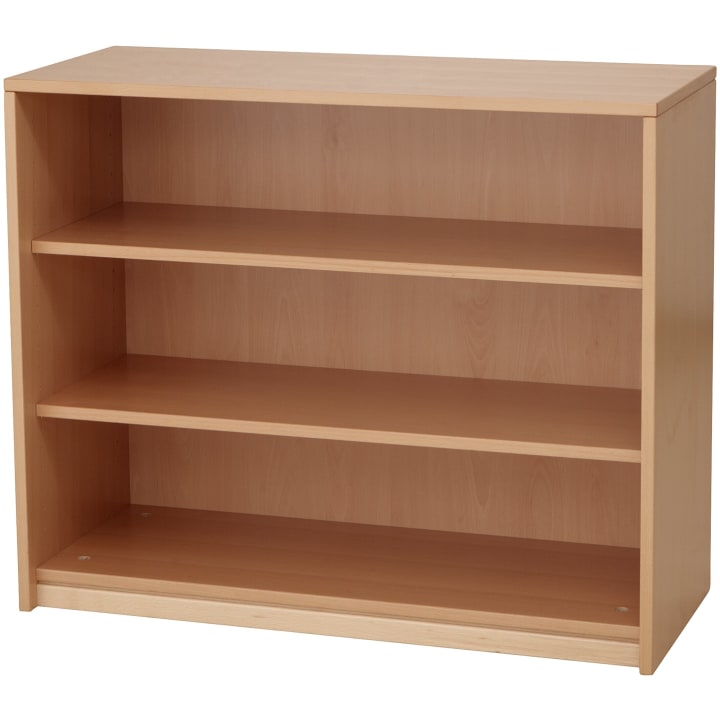 Ein Bücherregal aus hellem Holz mit drei Einlegeböden und einer offenen Rückwand vor einem weißen Hintergrund. Die Regale sind leer und das Design ist einfach und rechteckig.