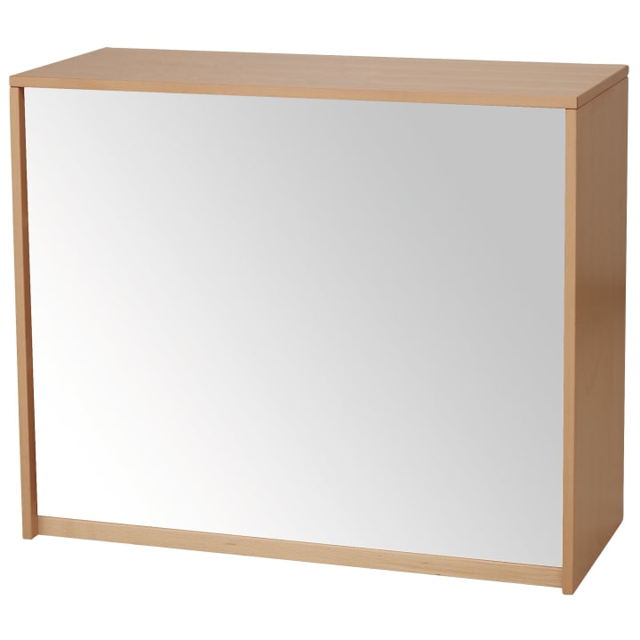 Ein rechteckiger Wandspiegel mit hellem Holzrahmen und ohne sichtbare Verzierungen, der vor einem schlichten weißen Hintergrund gezeigt wird.