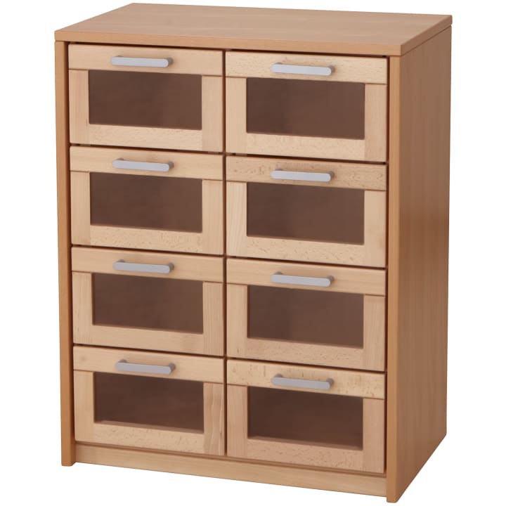 Ein Aufbewahrungsschrank aus Holz mit acht Schubladen, die jeweils mit einer durchsichtigen Frontplatte und einem silbernen Griff versehen sind. Der Schrank hat eine helle Holzoberfläche und ein einfaches, rechteckiges Design.