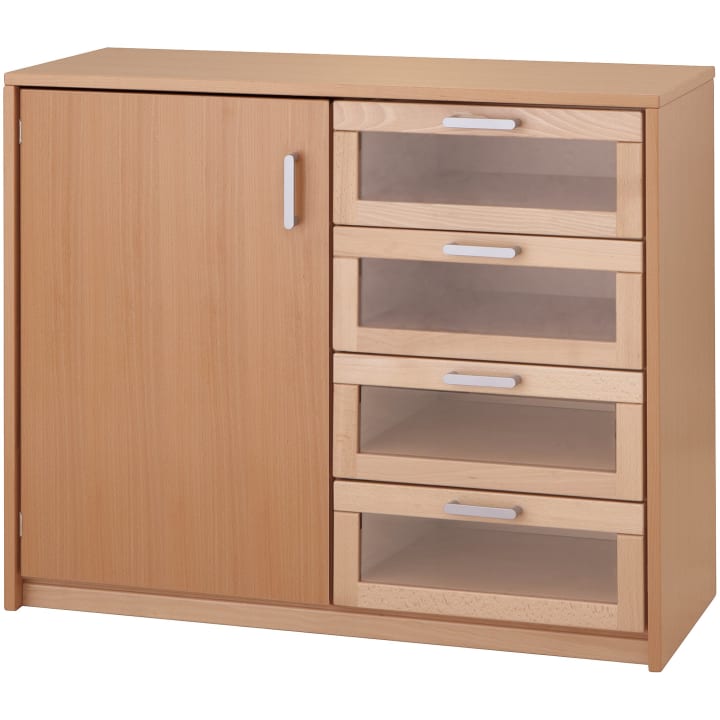 Ein Schrank aus hellem Holz mit einer massiven Tür auf der linken Seite und vier ausziehbaren Schubladen mit transparenten Fronten und silbernen Griffen auf der rechten Seite. Der Schrank steht auf einer ebenen Fläche.