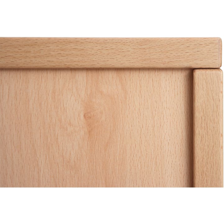 Nahaufnahme einer hellen Holztafel mit natürlicher Maserung, eingerahmt von zwei Holzleisten am oberen und rechten Rand.