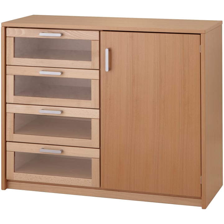Ein Schrank aus hellem Holz mit vier Schubladen mit transparenten Fronten auf der linken Seite und einer einzelnen massiven Tür mit einem silbernen Griff auf der rechten Seite.