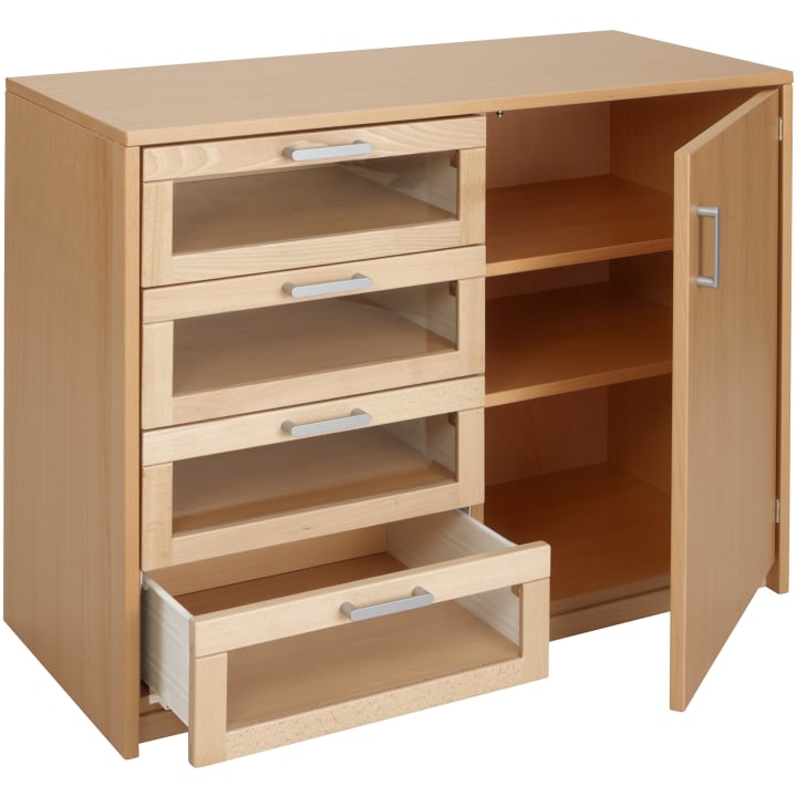 Ein Schrank aus hellem Holz mit vier Schubladen, von denen drei geschlossen und eine offen ist, und einer einzigen Tür auf der rechten Seite, die zwei Einlegeböden offenbart. Die Schubladen haben Metallgriffe.