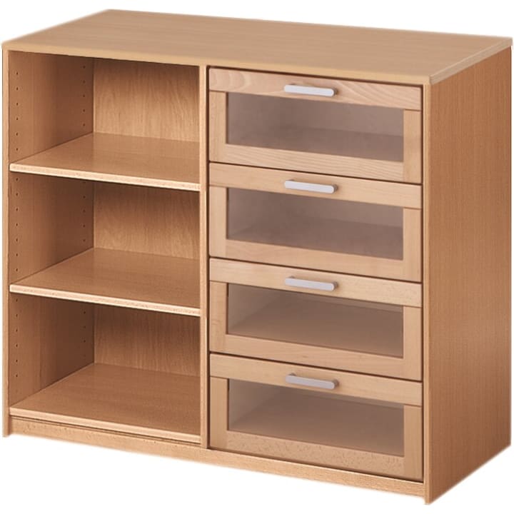 Ein Holzschrank mit drei offenen Regalen auf der linken Seite und vier Schubladen mit Milchglasfronten und silbernen Griffen auf der rechten Seite. Der Schrank hat eine helle Holzoberfläche.