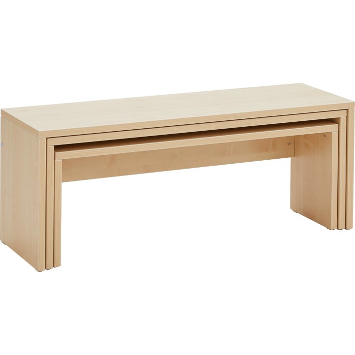 Ein rechteckiger Schachteltisch aus hellem Holz mit einem größeren Tisch und zwei darunter geschobenen kleineren Tischen in einem schlichten, modernen Stil.
