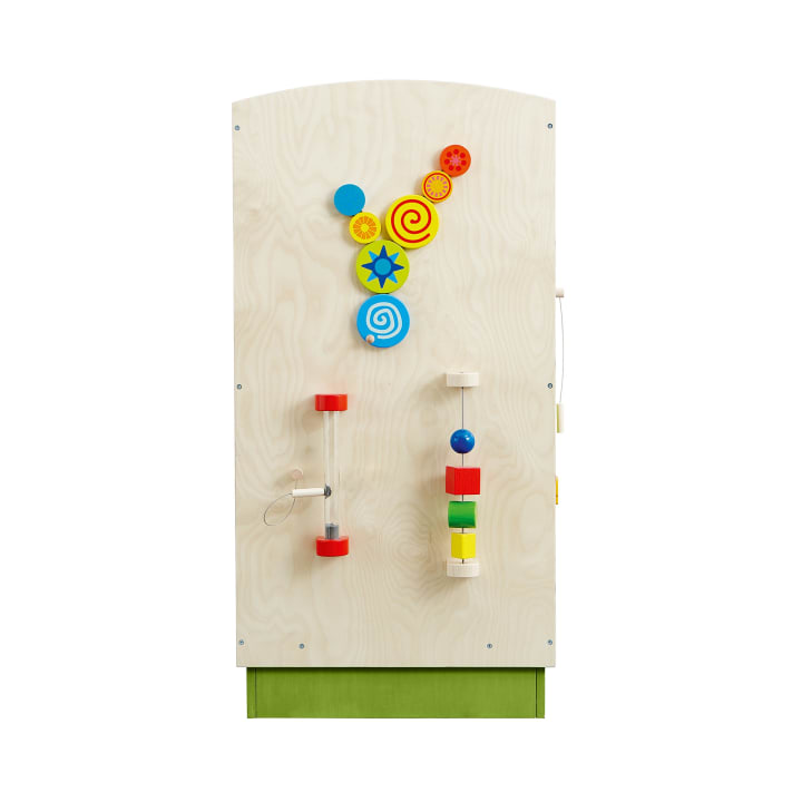 Eine hölzerne sensorische Aktivitätstafel mit bunten Zahnrädern, sich drehenden Scheiben, Perlen auf einem Draht und stapelbaren Blöcken, die alle vertikal auf einer hellen Holzplatte mit grünem Sockel montiert sind, fotografiert auf einem weißen Hintergrund.