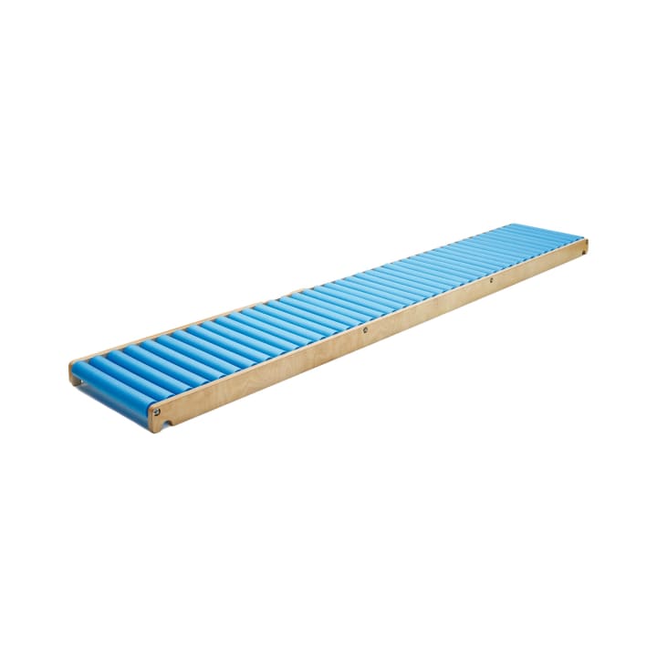 Ein horizontales Förderband mit einem Holzrahmen und blauen zylindrischen Rollen, die nebeneinander angeordnet sind, isoliert auf einem weißen Hintergrund.