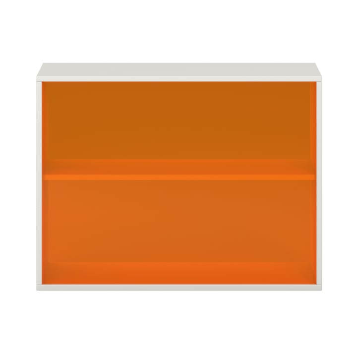 Ein rechteckiges Bücherregal mit weißer Außenseite, orangefarbener Rückwand und orangefarbenem Regalboden, von vorne gesehen. Das Regal unterteilt das Regal in zwei offene Fächer.