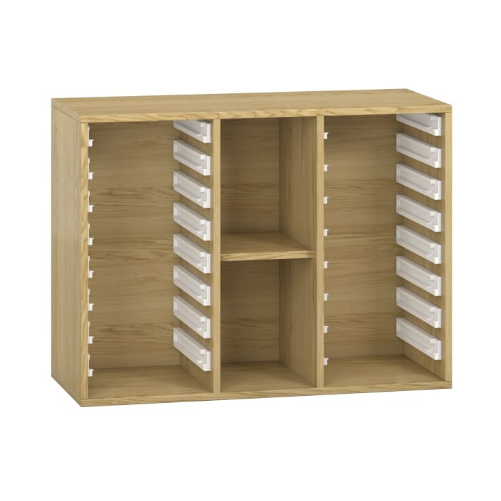 Ein Aufbewahrungsmöbel aus Holz mit zwei Säulen mit leeren Fächern auf jeder Seite zur Aufnahme von Tabletts und drei offenen Regalen in der Mitte. Das Element ist in heller Eiche lackiert.