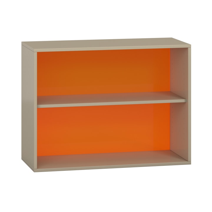 Ein rechteckiges beiges Bücherregal mit einem verstellbaren Fachboden und einer orangefarbenen Rückwand, fotografiert vor einem weißen Hintergrund.