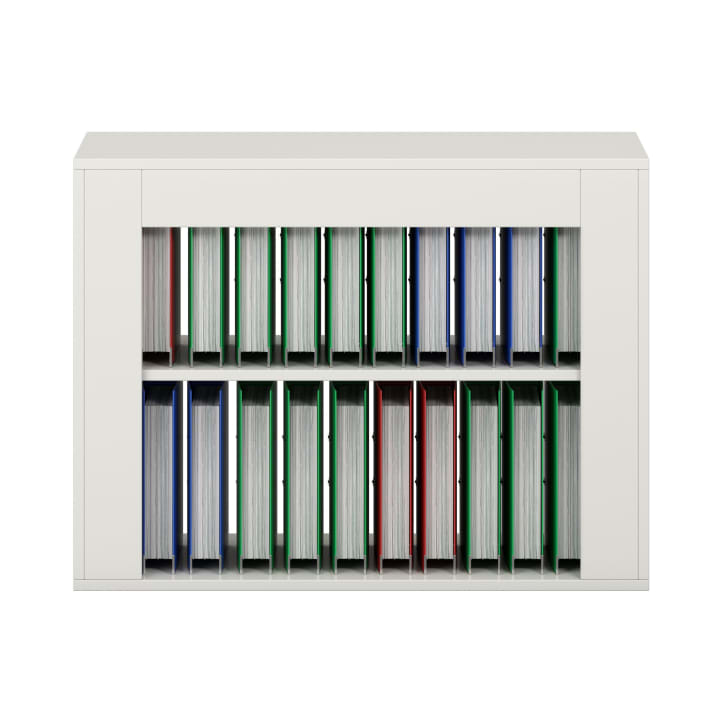 Ein weißes Regal mit zwei Reihen vertikaler Einschübe, die jeweils verschiedene farbige Ringbücher enthalten, die nach Farben geordnet sind, darunter grün, blau, rot und grau, vor einem schlichten weißen Hintergrund.