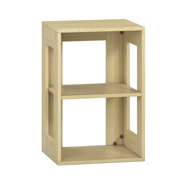 Ein rechteckiges Regal aus hellem Holz mit zwei offenen Regalböden und seitlichen Ausschnitten, das auf einer ebenen Fläche steht. Das Design ist einfach und funktional.