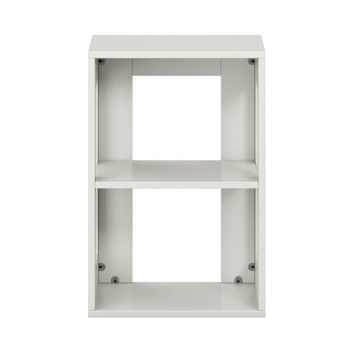 Ein kleines, weißes, rechteckiges Regal mit zwei offenen Fächern, das von vorne vor einem schlichten weißen Hintergrund gezeigt wird. Das Design ist einfach und funktional.