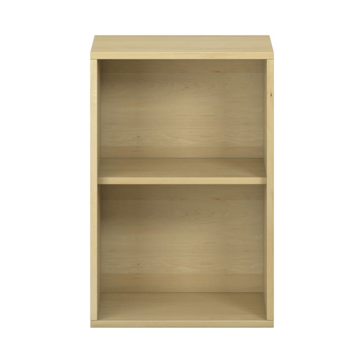 Ein kleines Bücherregal aus hellem Holz mit zwei offenen Fächern und einem einfachen, rechteckigen Design, fotografiert vor einem weißen Hintergrund.