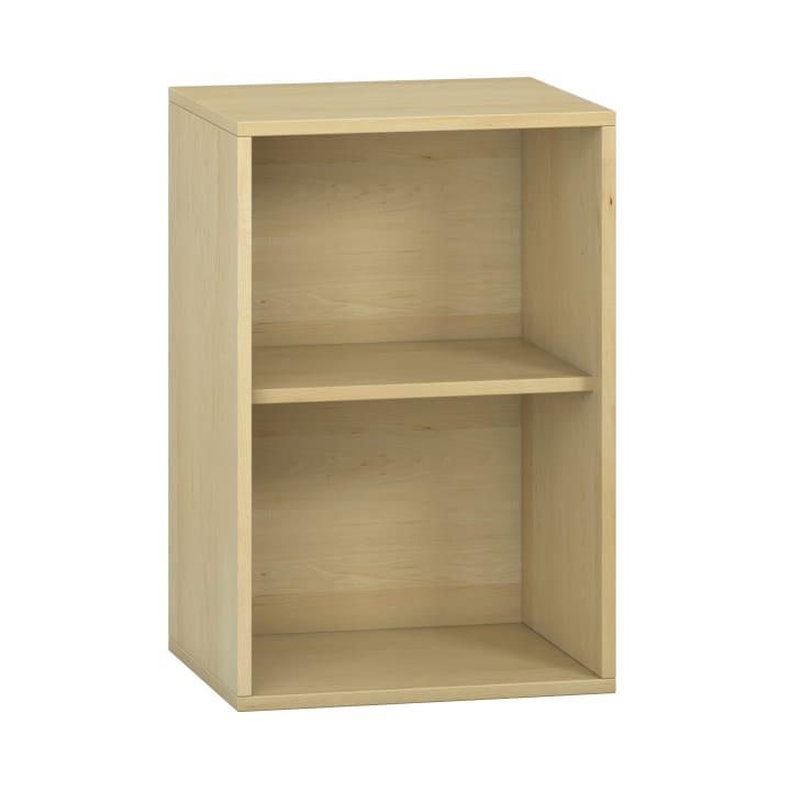 Ein kleines, leichtes Holzregal mit zwei Einlegeböden, von denen einer verstellbar ist. Das Bücherregal ist einfach und rechteckig, ohne Türen oder zusätzliche Elemente. Es ist leer und wurde vor einem weißen Hintergrund fotografiert.