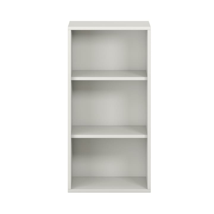 Ein weißes Bücherregal mit drei Fächern ohne Gegenstände auf den Fächern, dargestellt vor einem schlichten weißen Hintergrund.