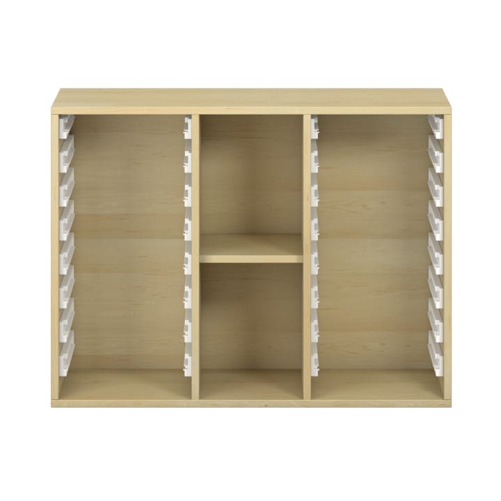 Ein Holzregal mit drei vertikalen Abschnitten, von denen jeder auf beiden Seiten Reihen von weißen Kunststoffschienen enthält, und einem einzigen horizontalen Regal in der Mitte des Abschnitts. Es sind keine Schubladen eingebaut.