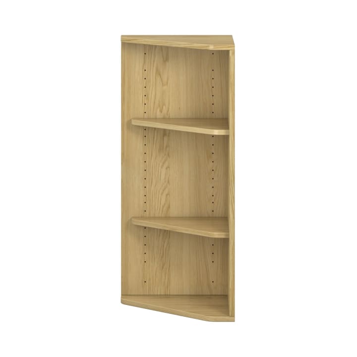 Ein Eckregal aus hellem Holz mit drei verstellbaren Einlegeböden, das aufrecht vor einem weißen Hintergrund steht. Die Regalböden haben sichtbare Zapfenlöcher zur Höhenverstellung.