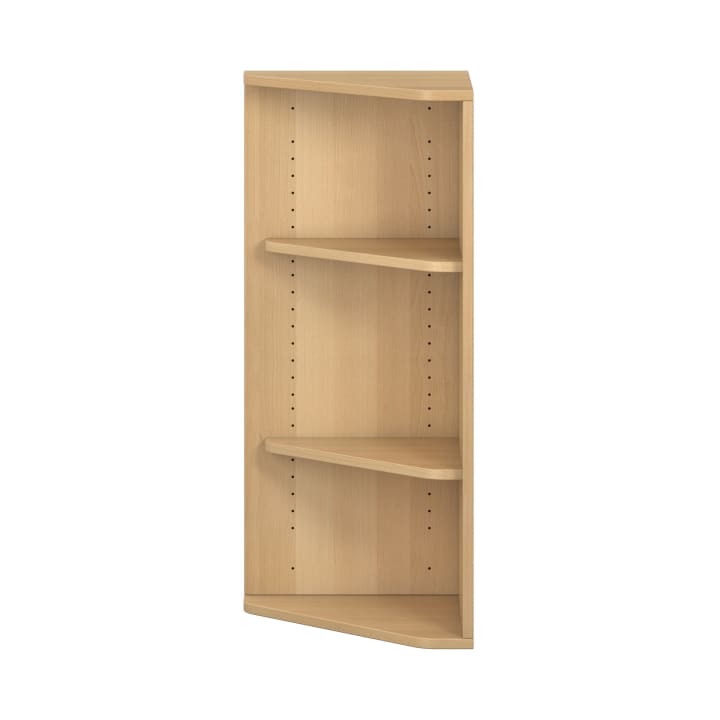 Ein Eckregal aus Holz mit drei verstellbaren Einlegeböden und einem hellen Holzdekor, das vor einem schlichten weißen Hintergrund steht.