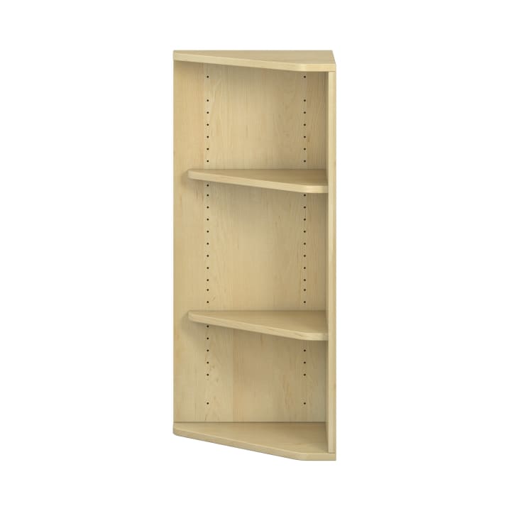 Ein Eckregal aus hellem Holz mit drei verstellbaren Böden und einer dreieckigen Form, die in eine Ecke passt. Die Rück- und Seitenwände sind mit mehreren Löchern für die Höhenverstellung der Regalböden versehen.