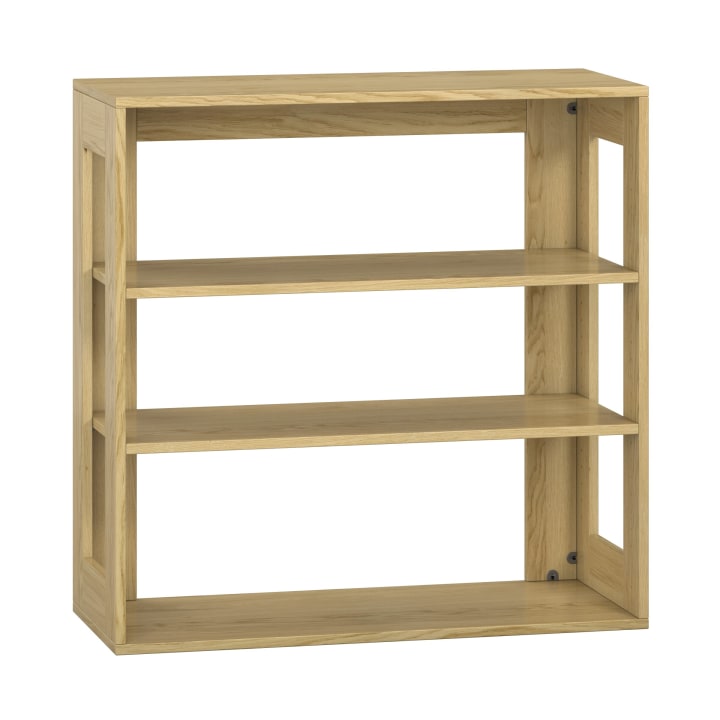 Ein Bücherregal aus Holz mit drei Einlegeböden und offener Rückwand, mit einer hellen Holzoberfläche und einem einfachen rechteckigen Design. Die Seiten sind mit ausgeschnittenen rechteckigen Paneelen versehen, die zusätzlichen Halt bieten.