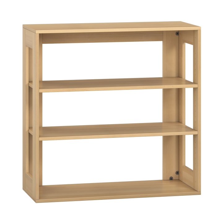Bücherregal aus hellem Holz mit drei Einlegeböden und offener Rückwand. Die Einlegeböden sind gleichmäßig verteilt und die Kanten sind quadratisch. Das Regal ist leer und steht vor einem schlichten weißen Hintergrund.