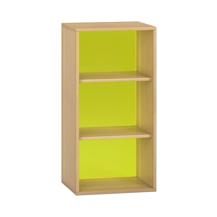 Ein Bücherregal aus hellem Holz mit drei Einlegeböden und einer leuchtend gelben Rückwand, schräg betrachtet vor einem weißen Hintergrund.