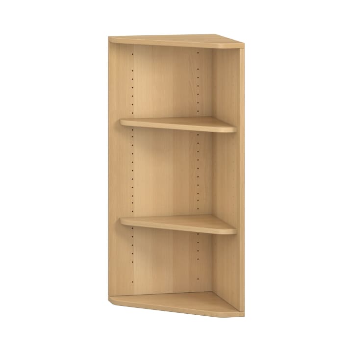 Ein Eckregal aus Holz mit drei verstellbaren Böden und einer hellen Holzoberfläche. Das Regal hat eine dreieckige Form, um in eine Ecke zu passen, mit sichtbaren Löchern für die Regalstützen an den Seiten.