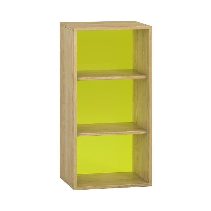 Ein Bücherregal aus Holz mit drei Fächern und einer leuchtend gelben Rückwand, fotografiert vor einem schlichten weißen Hintergrund.
