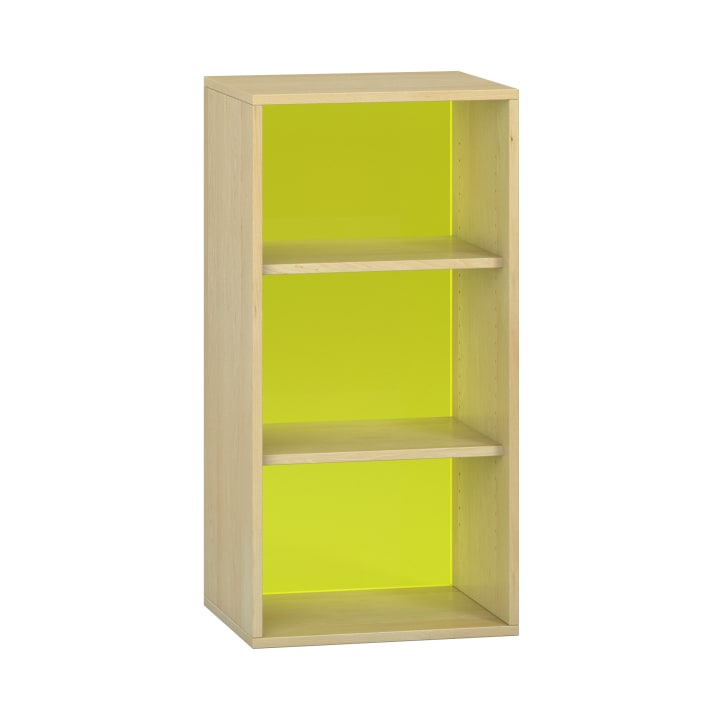 Ein hölzernes Bücherregal mit drei Fächern und einer leuchtend gelben Rückwand, das aufrecht vor einem schlichten weißen Hintergrund steht.